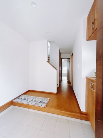 【新築戸建】高崎市並榎町6期の玄関|■玄関｜「玄関から、我が家を心地よく。自然の風や光を感じられる気持ちのいい玄関へ。」永く居心地のいい暮らしを演出する快適性能と安心を両立させたドアを採用しました！