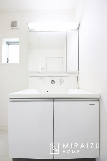 【独立洗面台】 | 洗面台です。収納棚もとても充実しております。コスメが大好きな奥様も、女子力高いご主人様もきっとご満足いただける収納力です。