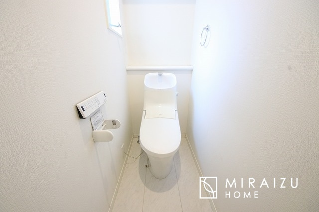 【トイレ】 | 空気の換気と光の明るさに配慮した清潔感のあるトイレ、ご自分の好きなアロマや芳香剤を置いて落ち着く空間を演出、一人になれる空間ですから、リラックスしたいですね。