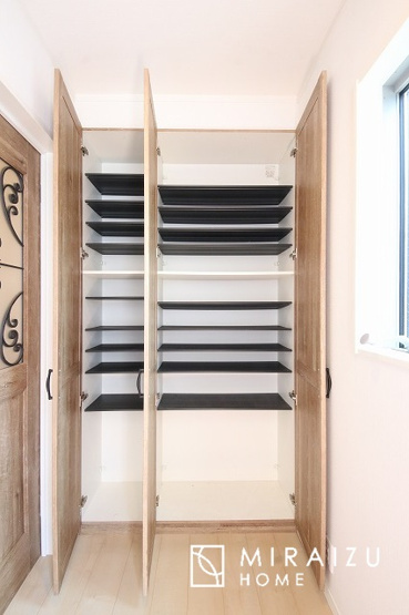 【玄関】 | いってきます♪ただいま♪明るい声が聞こえてきそうな玄関。ナチュラルなカラーがとても清潔感のある造りです♪