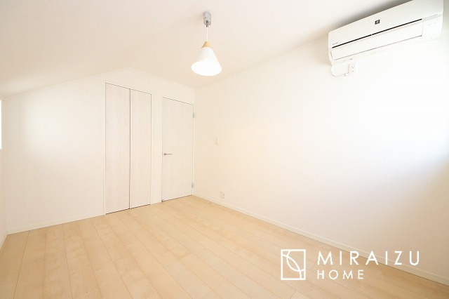 【洋室】 | 広さのある洋室は、ご夫婦様の寝室にぴったりですね。ご主人様の趣味のものや書斎などにも使用できるくらいの広さが嬉しいです。収納もばっちり完備してますのでお荷物が多いご家族様も安心してお暮しいただけます！