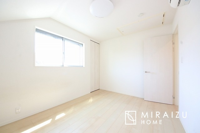【洋室】 | 収納力も自慢です。お洋服がお好きなお客様も多いですよね、衣替えをしなくてもお洋服をしまっておけそうなくらいの広さですね！