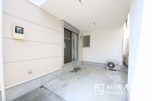 【駐車場】 | 青く澄み渡った綺麗な空と、陽の光をたっぷりと受ける、そんな住宅で新生活をスタートしてみませんか？見学・ご相談等、ミライズホーム(株)までお気軽にご連絡下さい♪