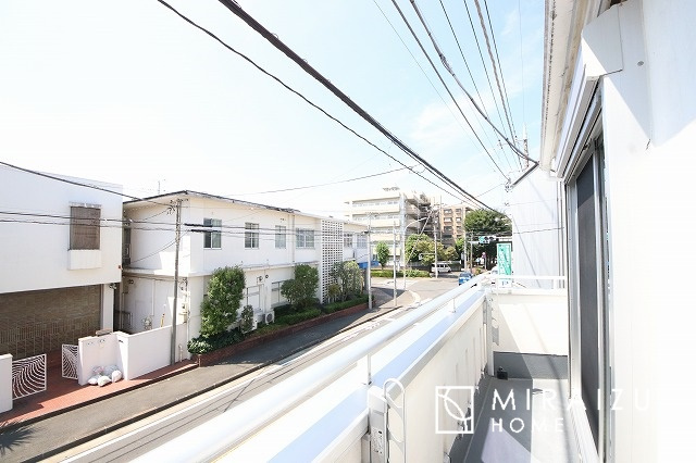 【バルコニー】 | 小鳥の鳴き声で目覚める朝、爽やかな風が入ります。太陽の陽射しでお洗濯物がカラッと乾き、気持ちの良い洋服とお布団で快適に過ごせます。