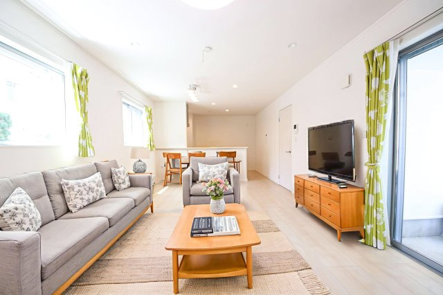 【居間・リビング】 | ※家具はイメージです。陽当たりが心地の良いリビング空間です。日中はカーテンを開けて自然な光を取り込みリラックスして過ごしたいですね、照明器具もセンスの良いものを使いたいですね。