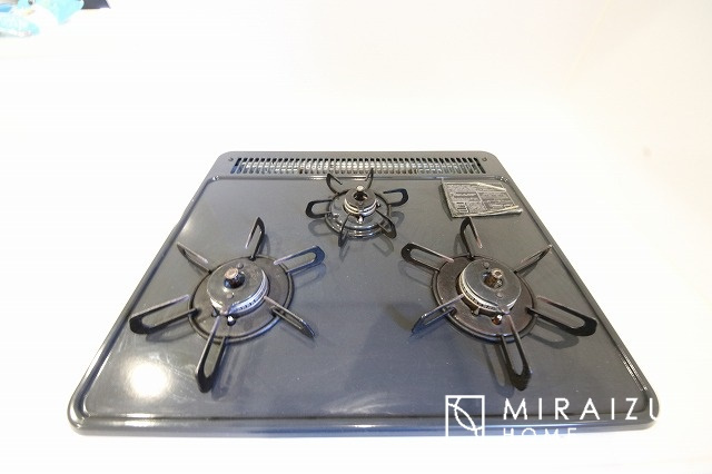 【設備】 | 心も体も癒されるゆったりと落ち着いた洋室。窓が多いつくりになっています。窓が多いと明るい空間を保ち、室内へ気持ちの良い風も取り込んでくれます。