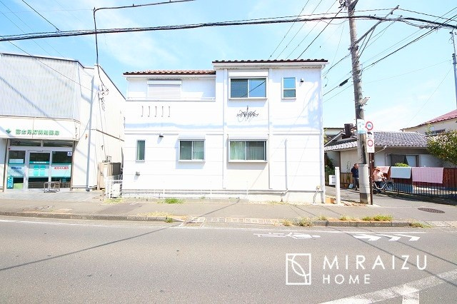 【外観】 | 青く澄み渡った綺麗な空と、陽の光をたっぷりと受ける、そんな住宅で新生活をスタートしてみませんか？見学・ご相談等、ミライズホーム(株)までお気軽にご連絡下さい。