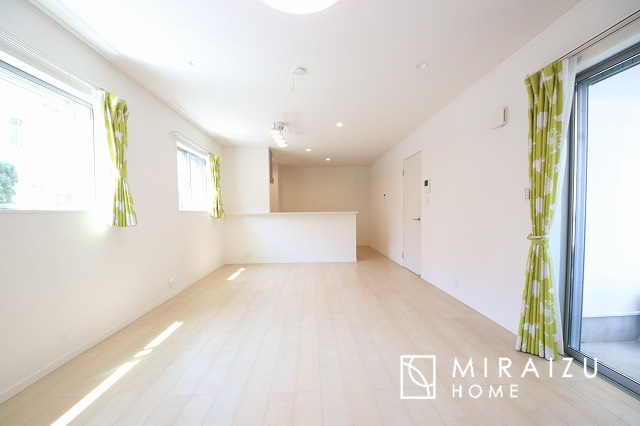 【居間・リビング】 | 大きな窓が特徴のリビングでは、太陽光も沢山取り込むことが出来てお家の中にいても日光浴が可能ですね、開放的な空間です。インテリア選びも楽しそう、ご家族様で相談しながらインテリア配置も楽しみたいです