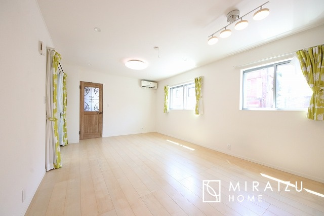 【居間・リビング】 | 明るい光が取り入れられる空間設計のリビングです。インテリア配置もしやすい間取りです。壁や床の色と合わせて落ち着いたインテリアも選びたいですね♪グリーンを飾っても素敵だと思います。