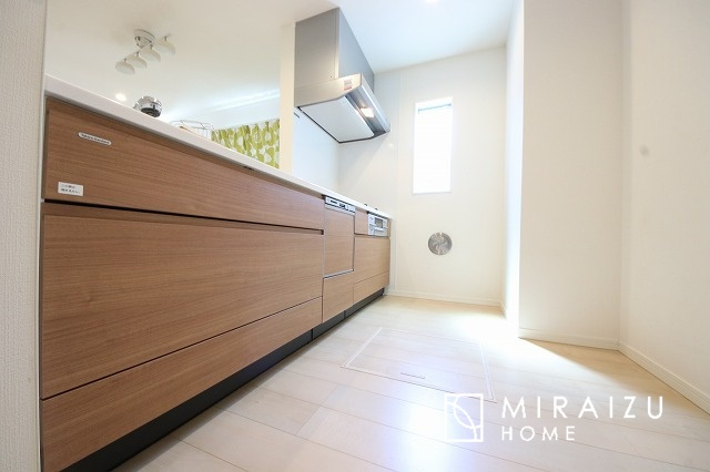 【キッチン】 | スッキリとした形が上品な広々ワイドキッチンです。窓もあり明るい空間の中で毎日お料理することが可能です。収納スペースも広いのが嬉しいですね。