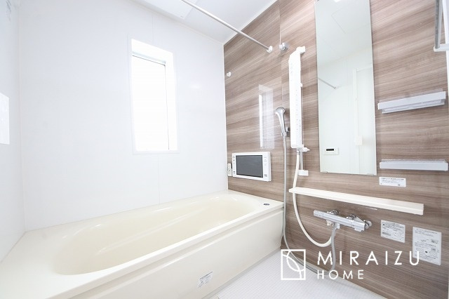 【浴室】 | 清潔感のある広い浴室が自慢です。疲れた日にはお湯をためてリラックスタイムを楽しみたいですね、今はスマホも防水の時代です、半身浴をしながら動画視聴、漫画視聴、楽しく過ごしたいですね^^