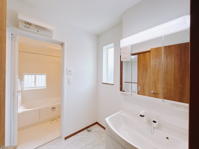 【新築戸建】高崎市下佐野町4期の独立洗面台|■洗面室｜洗濯機を置いてもゆとりある広さの洗面脱衣室です♪三面鏡の洗面化粧台なので身支度もしやすくおしゃれが好きな方にも嬉しい設計です♪窓があるので換気の際も楽ちんです♪