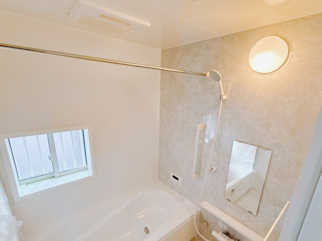 【新築戸建】高崎市下佐野町4期の浴室|■浴室｜足を伸ばしてゆったりと入浴ができる1坪タイプのバスルームです♪備え付けの棚には家族一人一人のシャンプーを分けて置くことができます♪バスルームをいつもすっきりと使えますね♪