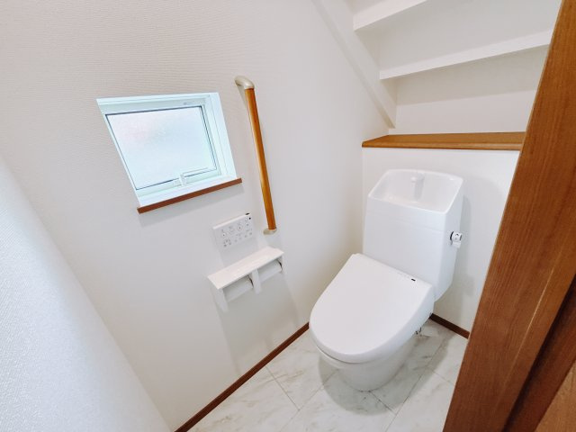 【新築戸建】高崎市下佐野町4期のトイレ|■トイレ｜1階と2階にトイレがございます♪壁には小物を置けるスペースがあるのでトイレットペーパーのストックを置いておくのにも便利です♪写真などを飾ってもおしゃれですね♪