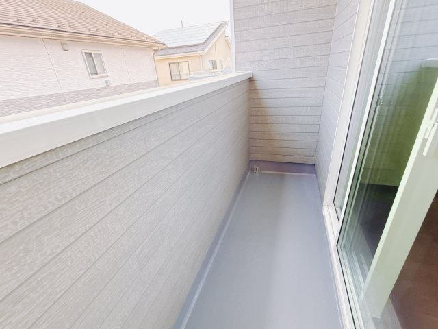 【新築戸建】高崎市下佐野町4期のバルコニー|■バルコニー｜あたたかな陽のひかりを浴びることのできるバルコニー。お洗濯物やお布団を干せば、家族みんなが気持ちよく暮らすことができます(*^^*)
