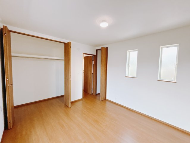 【新築戸建】高崎市下佐野町4期の寝室|■主寝室｜ダブルベッドを置いても充分な広さを2Ｆのお部屋に設けております。お子様と家族みんなで寝るのも夢じゃありません♪窓からは光が差し込むので日中でも明るいお部屋です。