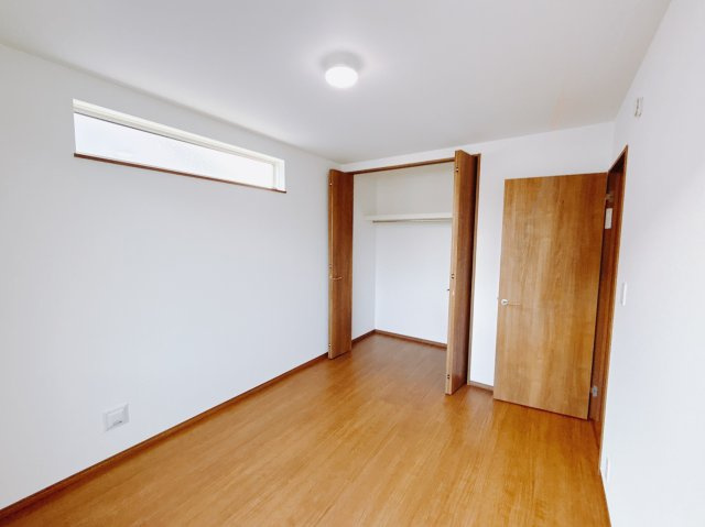 【新築戸建】高崎市下佐野町4期の洋室|■2階洋室｜お子様の一人部屋にピッタリな洋室。木のぬくもりを感じるフローリングは、天然木の味わいが時とともに深みを増していきます。また、傷にも強く、フリーワックスでお手入れもラクラクです♪