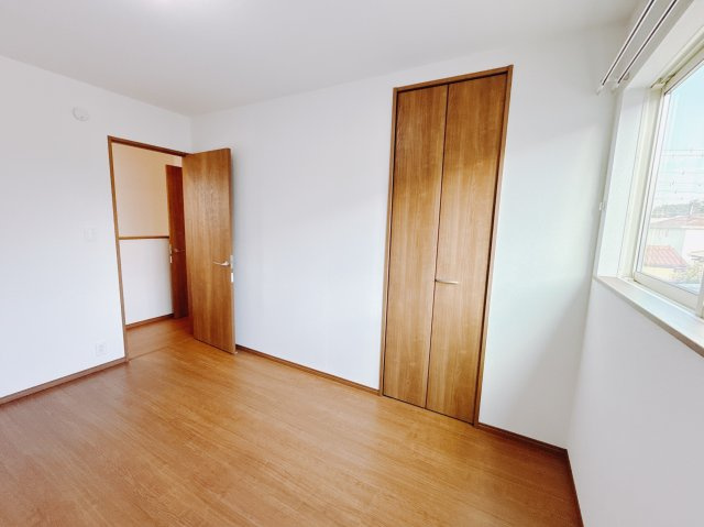 【新築戸建】高崎市下佐野町4期の洋室|■2階洋室｜ナチュラルカラーの床です。模様替えなどとても楽しく工夫できます♪陽当たり、風通しもとても良いので毎日快適な生活スタートです！子供部屋にも良いですね♪