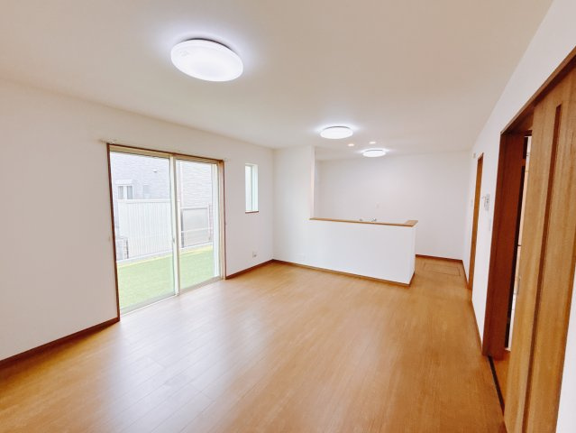 【新築戸建】高崎市下佐野町4期の居間・リビング|■リビング｜窓から射し込む陽射しが縦横に広がり、あたたかな空間が形づくられています。ここはご家族の笑顔集まる憩いの空間です( ＾＾ )