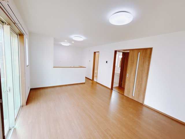 【新築戸建】高崎市下佐野町4期の居間・リビング|■リビング｜陽当たり良好のリビングダイニング♪賃貸では叶わなかった、お友達とのホームパーティや大音量で映画やテレビを楽しむことができます(*^^*)