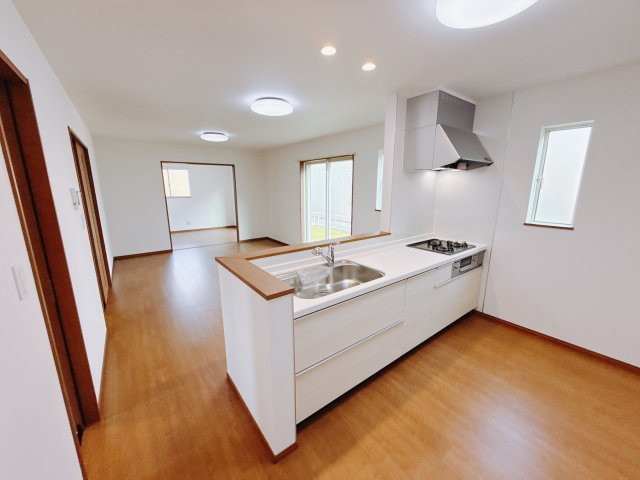 【新築戸建】高崎市下佐野町4期のキッチン|■リビング｜キッチンからお部屋全体が見渡せる一続きの空間！洋室で遊ぶお子様にも目の行き届く安心設計でお部屋のどこにいても会話が弾みます♪