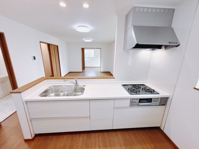 【新築戸建】高崎市下佐野町4期のキッチン|■キッチン｜お料理をしながら会話も弾むカウンターキッチン。出来上がったお料理をカウンター越しからお子様に運んでもらったりと、お手伝いも楽しくしてもらえることができます♪