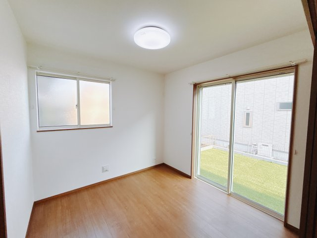 【新築戸建】高崎市下佐野町4期の洋室|■1階洋室｜1階洋室には大きな窓をご用意しています。日中はあたたかな日差し差し込み自分時間も充実できますね＾＾