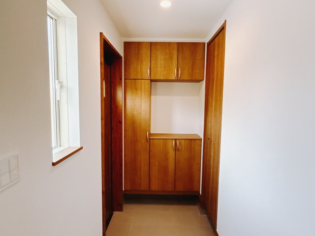 【新築戸建】高崎市下佐野町4期の玄関|■玄関｜「玄関から、我が家を心地よく。自然の風や光を感じられる気持ちのいい玄関へ。」永く居心地のいい暮らしを演出する快適性能と安心を両立させたドアを採用しました！