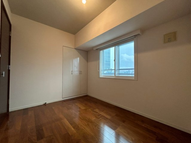 ファーストリアルタワー新宿の寝室|各居室に収納・エアコン完備