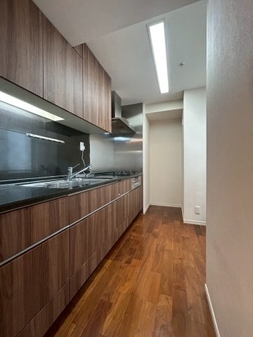 ファーストリアルタワー新宿のキッチン|3口ガスコンロのシステムキッチン