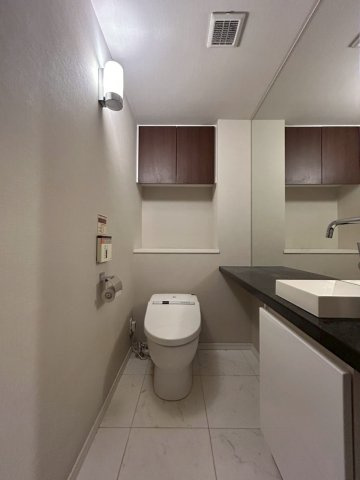 ファーストリアルタワー新宿のトイレ|温水洗浄便座、ミニ手洗い付き