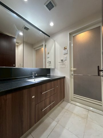 ファーストリアルタワー新宿の独立洗面台|使いやすい3面鏡の独立洗面台