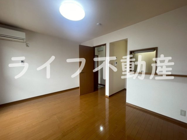 サニーコートオオクボの居間・リビング|こちらの居間で趣味の時間をお楽しみください