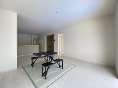 【居間・リビング】 | 南城市佐敷新里（全4棟）2・3号棟 | 2号棟　LDK18帖＋畳コーナー3帖付き♪