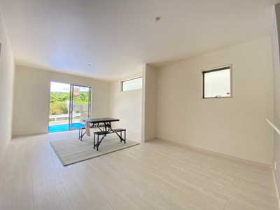 【居間・リビング】 | 南城市佐敷新里（全4棟）1・2・3号棟 | 2号棟　LDK18帖＋畳コーナー3帖付き♪