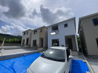 【外観】 | 南城市佐敷新里（全4棟）2・3号棟 | 2号棟　並列駐車2台完備♪