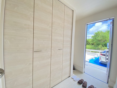 【玄関】 | 南城市佐敷新里（全4棟）1・2・3号棟 | 2号棟　十分な収納付き玄関♪