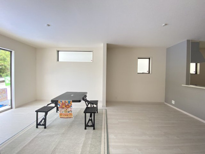 【居間・リビング】 | 南城市佐敷新里（全4棟）2・3号棟 | 2号棟　LDK18帖＋畳コーナー3帖付き♪