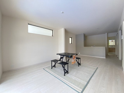 【居間・リビング】 | 南城市佐敷新里（全4棟）2・3号棟 | 2号棟　LDK18帖＋畳コーナー3帖付き♪