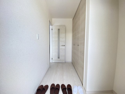 【玄関】 | 南城市佐敷新里（全4棟）2・3号棟 | 2号棟　十分な収納付き玄関♪