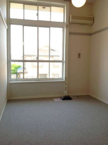 レオパレスグランドゥールＢの居間・リビング