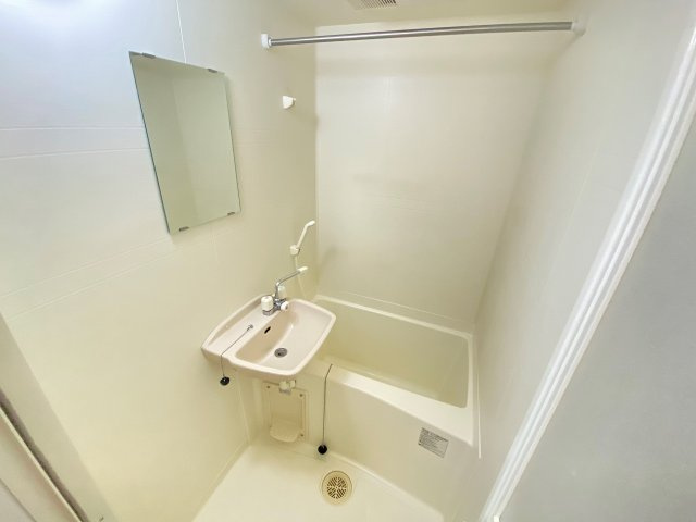 レオパレスアゼリアパークの浴室