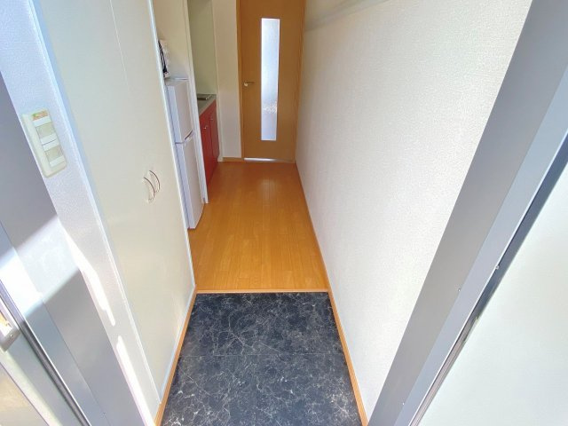 レオパレスアゼリアパークの玄関