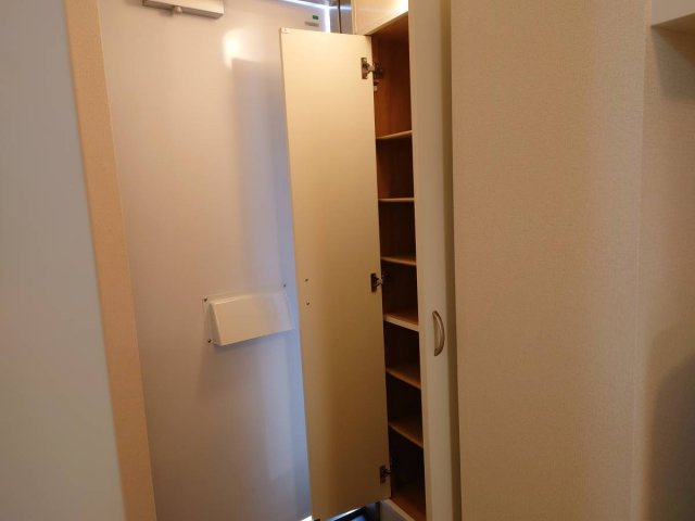 レオパレス中宗岡ドゥーエの玄関