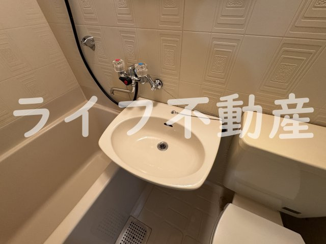 レジェンド小阪の洗面所|明るい洗面所です