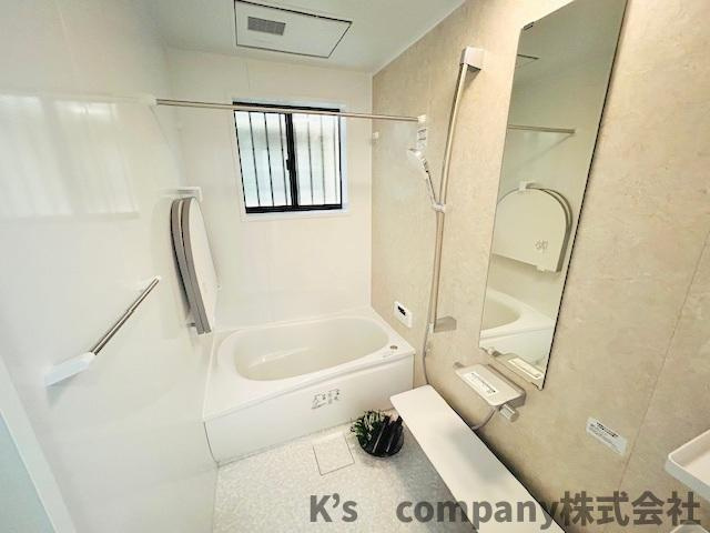 ●茅ヶ崎市浜之郷　中古戸建の浴室|ベージュの優しい色合いのアクセントパネルがあり、癒しの空間になっています◇