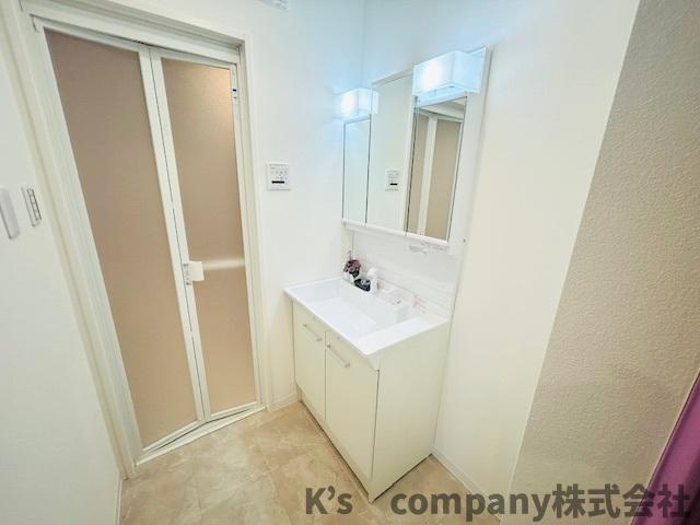 ●茅ヶ崎市浜之郷　中古戸建の独立洗面台|三面鏡の内側には小物収納が充実しています◇