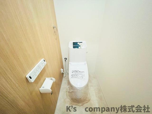 ●茅ヶ崎市浜之郷　中古戸建のトイレ|木目調のアクセントクロスでおしゃれな印象の温水洗浄暖房便座付きトイレ◇