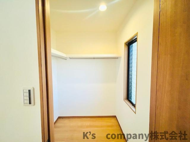 ●茅ヶ崎市浜之郷　中古戸建の収納|洋室7.1帖のウォークインクローゼット☆奥行きがあり季節物のお洋服以外の季節の家電製品の保管にも便利です◇