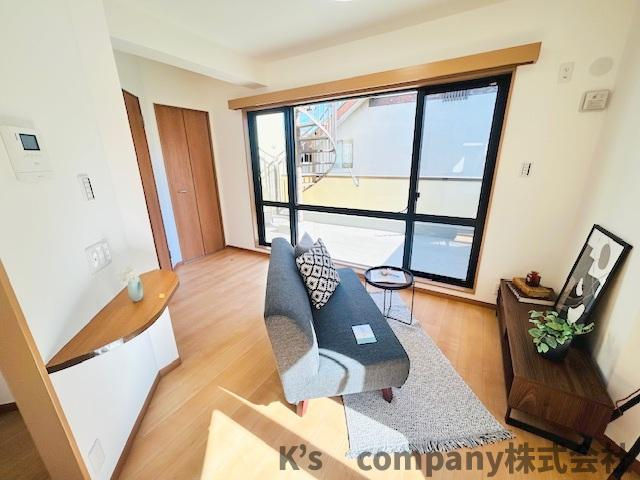 ●茅ヶ崎市浜之郷　中古戸建の居間・リビング|リビングの正面には広いワイドバルコニーがあり、リビング空間を広く感じられ、明るさもより多く取り込みます♪
